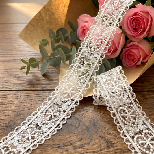 15 Yards Heart Lace Ribbon White Lace Trim (1.1 Inch Wide) - Vintage Polyester Sewing Fabric for Crafts, Bridal Wedding Decoration, Gift Wrapping, Scrapbooking & DIY Headbands - Non-Stretch