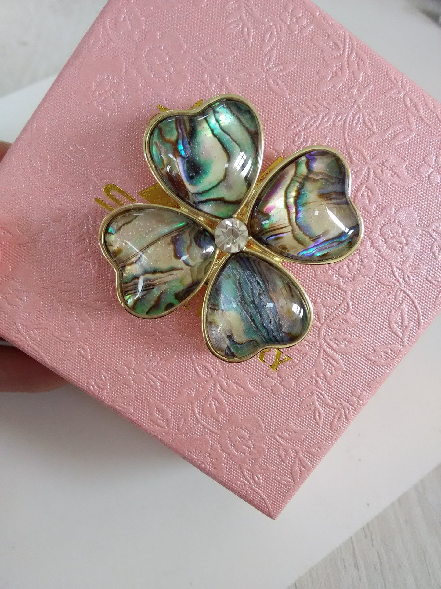 SENFAI Four Heart Leaf Abalone Shell Flower Magnetic Clip Holder Brooch Jewelry (Gold)